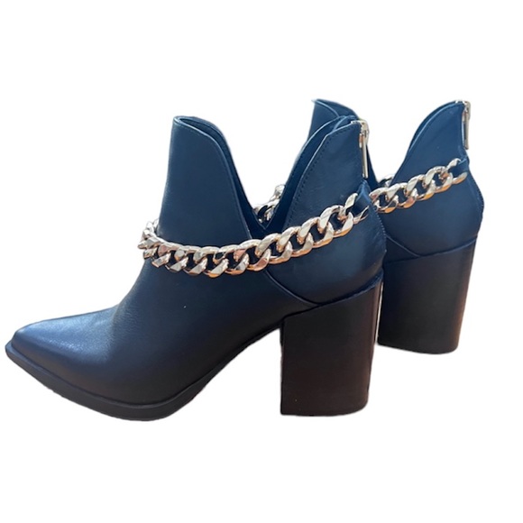 Steve Madden Cedar Black Leather With Gold
Chain Ankle Booties size 6 - Picture 4 of 7